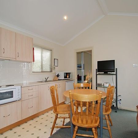 Triabunna Cabin & Caravan Park Esterno foto